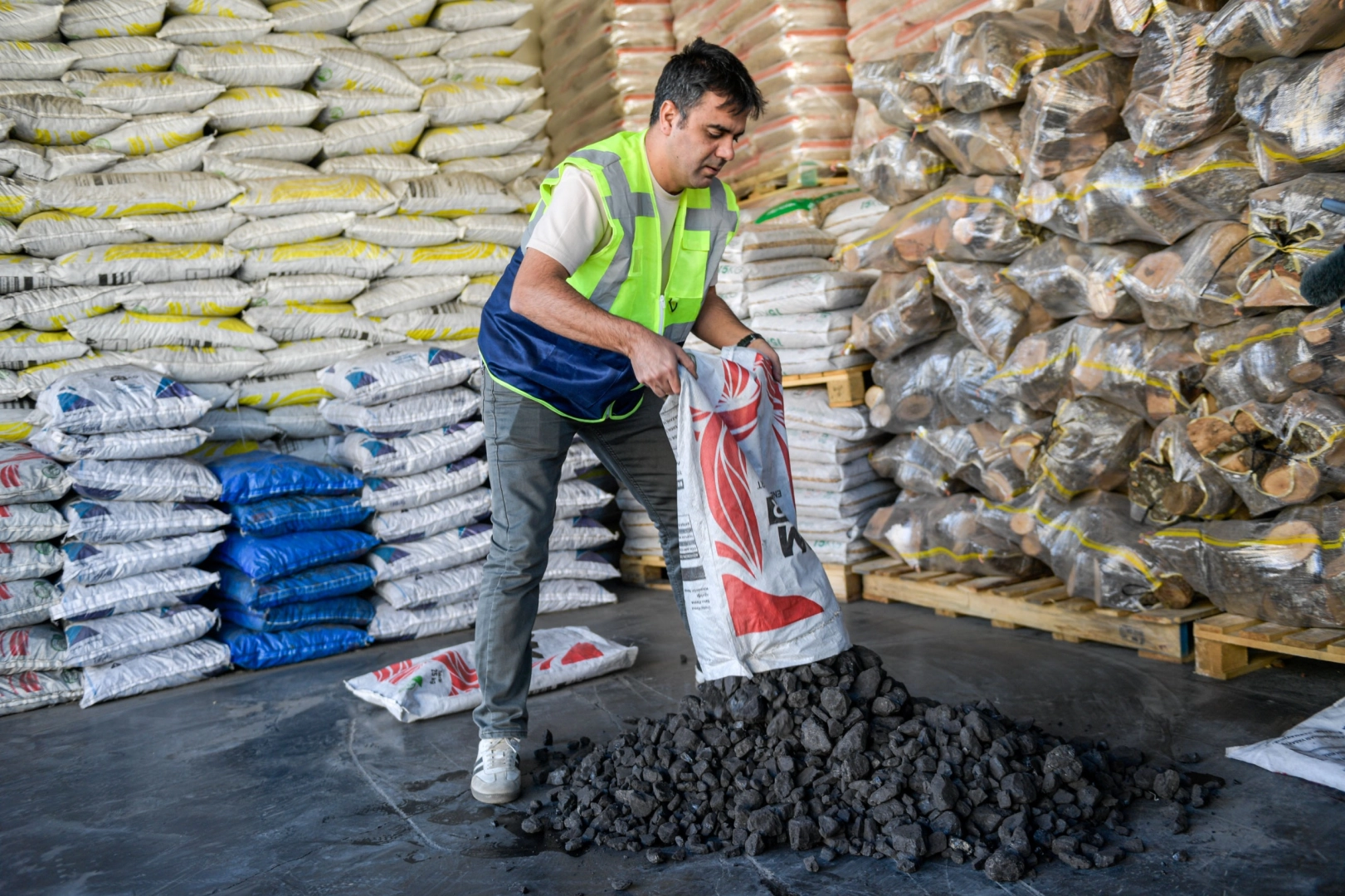 İzmir’de kömür satış yerleri ve katı yakıt kullanan apartmanlara sıkı denetim