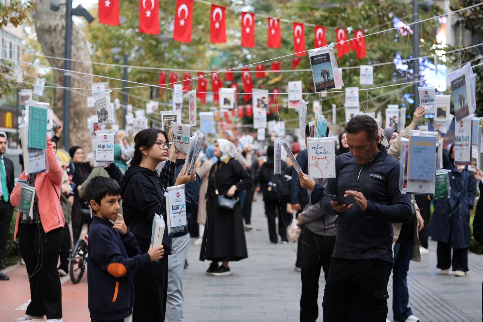 Kocaeli’da kitaplar yine ağaçlarda açtı!