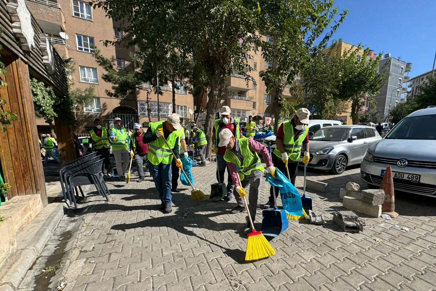 Mardin Artuklu’da temizlik seferberliği… Eşbaşkan Amak sokakları süpürdü