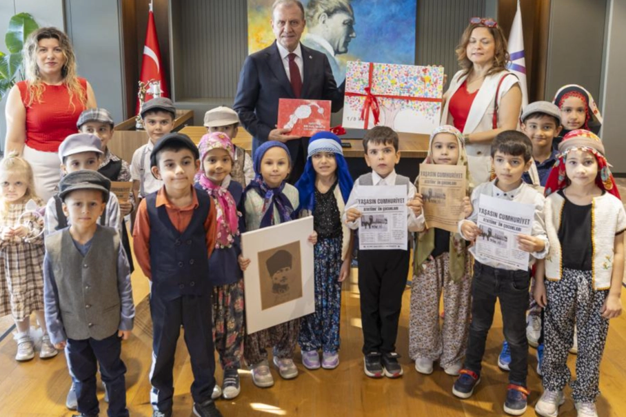 Mersin’de miniklerden Cumhuriyet coşkusu