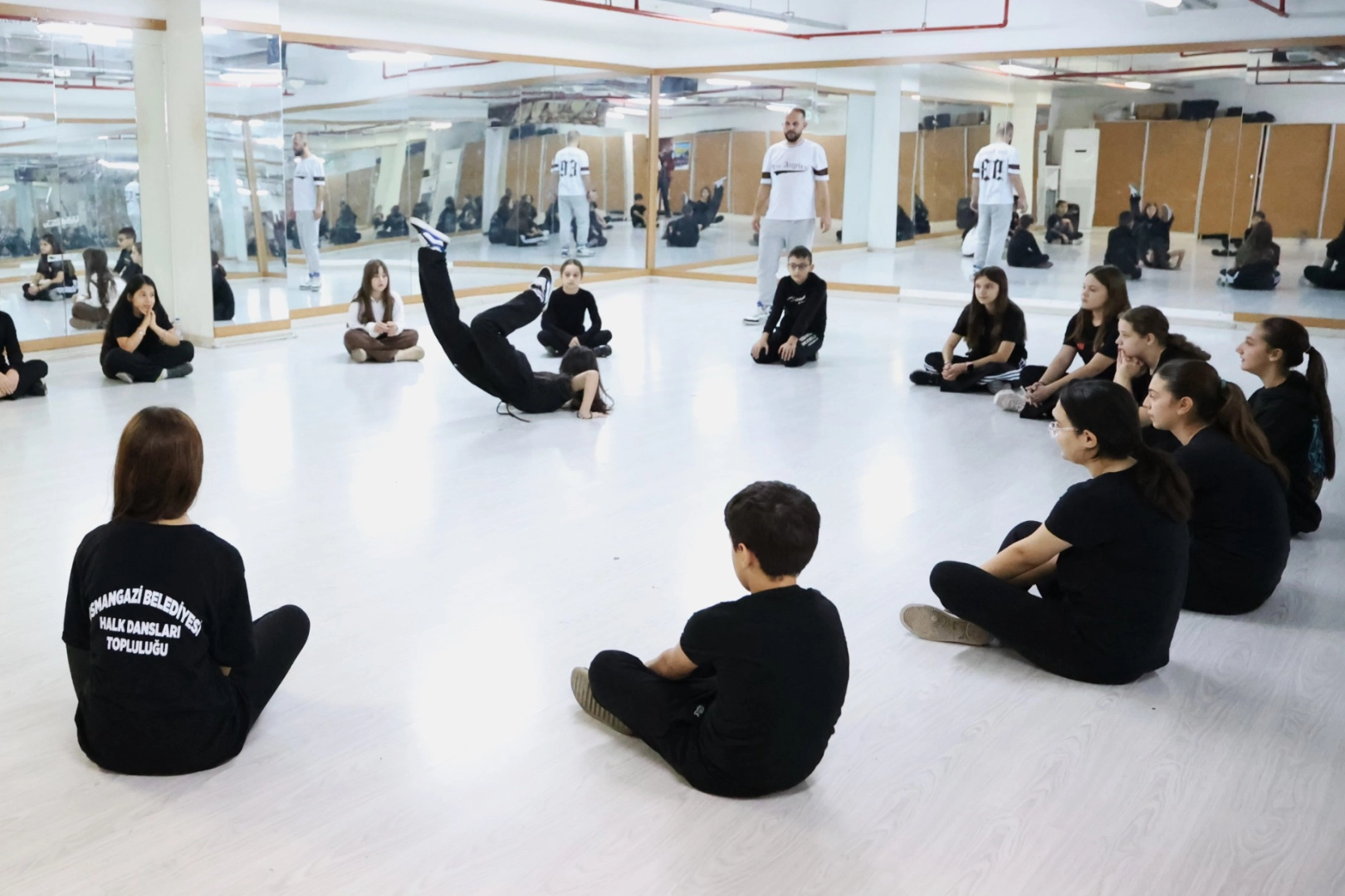 Bursa’da geleceğin dansçıları Osmangazi’de yetişiyor