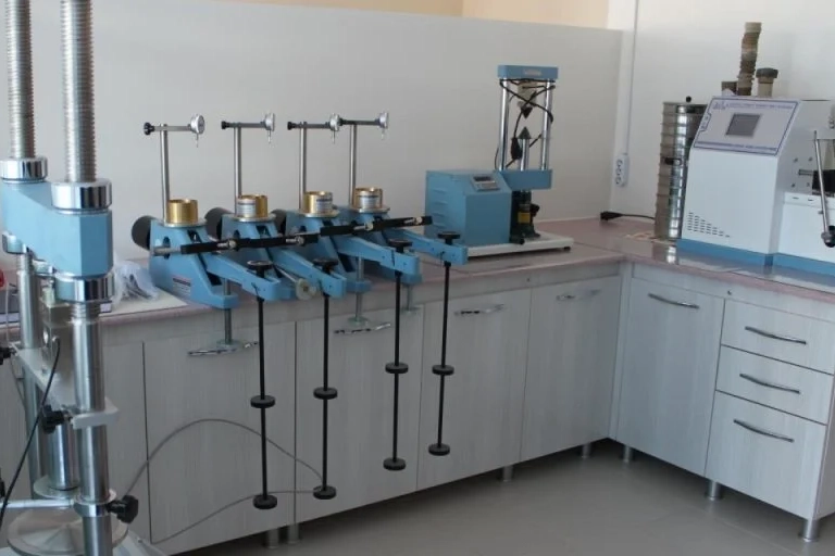 Deprem hasarlı illere ek laboratuvar izni… Yapı Malzemeleri ve Zemin Laboratuvarları Yönetmeliği’nde kapsamlı değişiklik