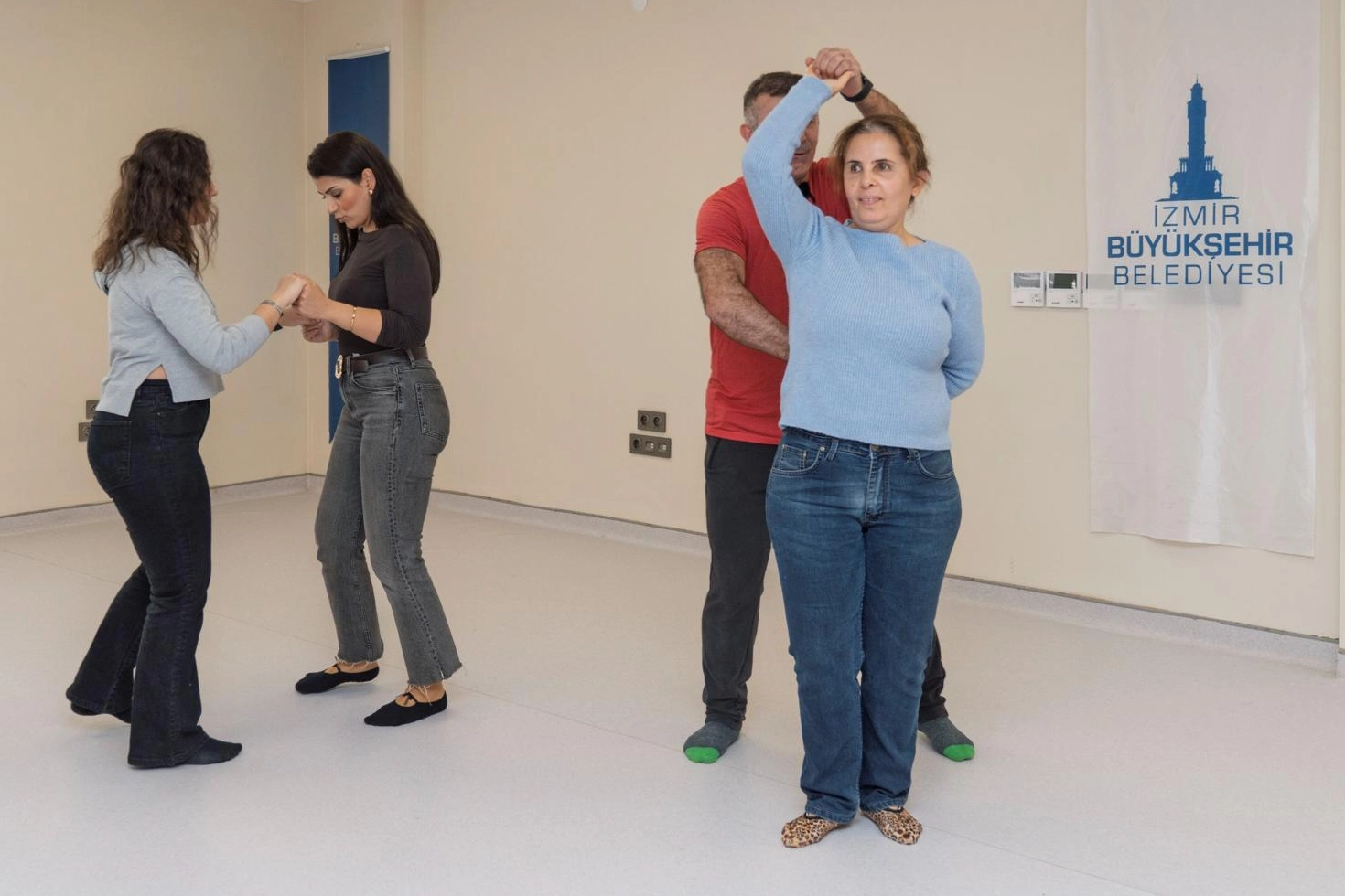 İzmir’de görme engellilere ‘dansla terapi’