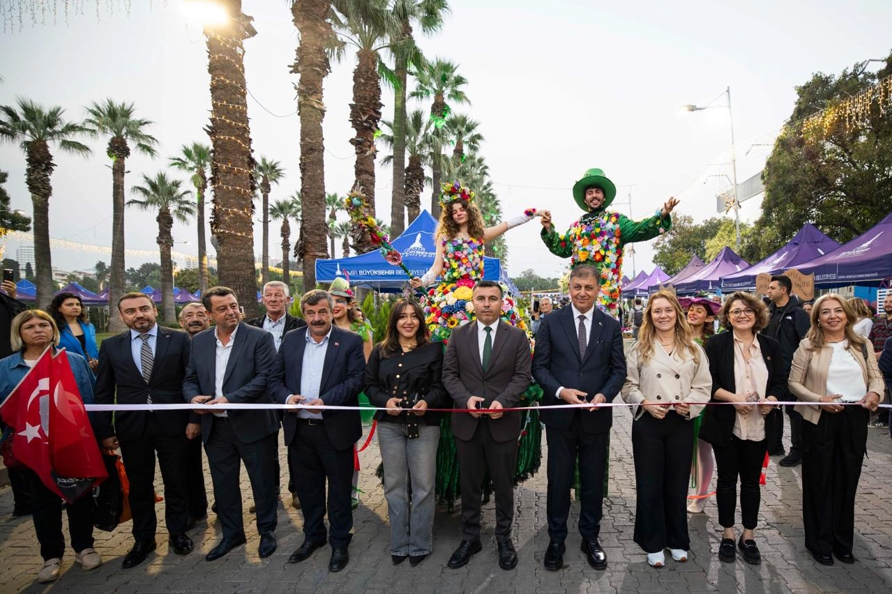 İzmir Kültürpark’ta rengarenk buluşma