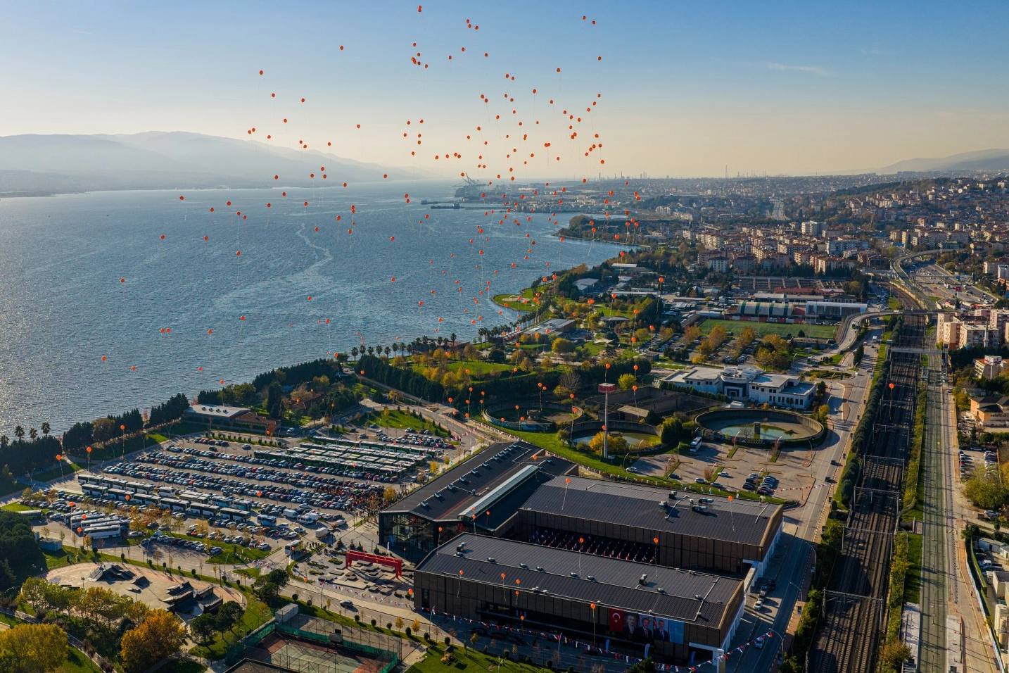 Kocaeli’de turuncu balonlar şiddetsiz dünya için gökyüzüne bırakıldı