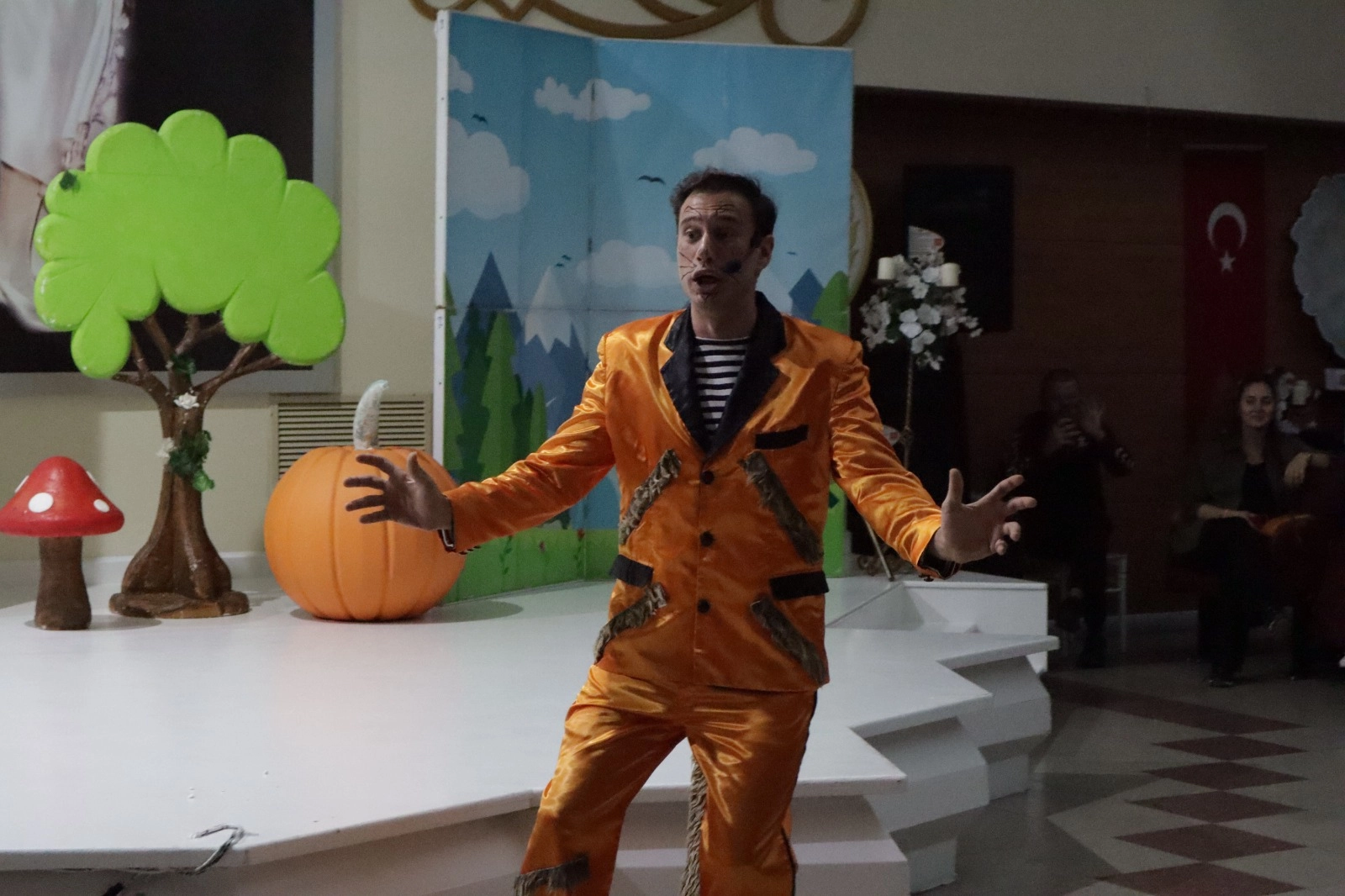 Kocaeli İzmit’te Çocuk Hakları Gününe özel tiyatro gösterisi