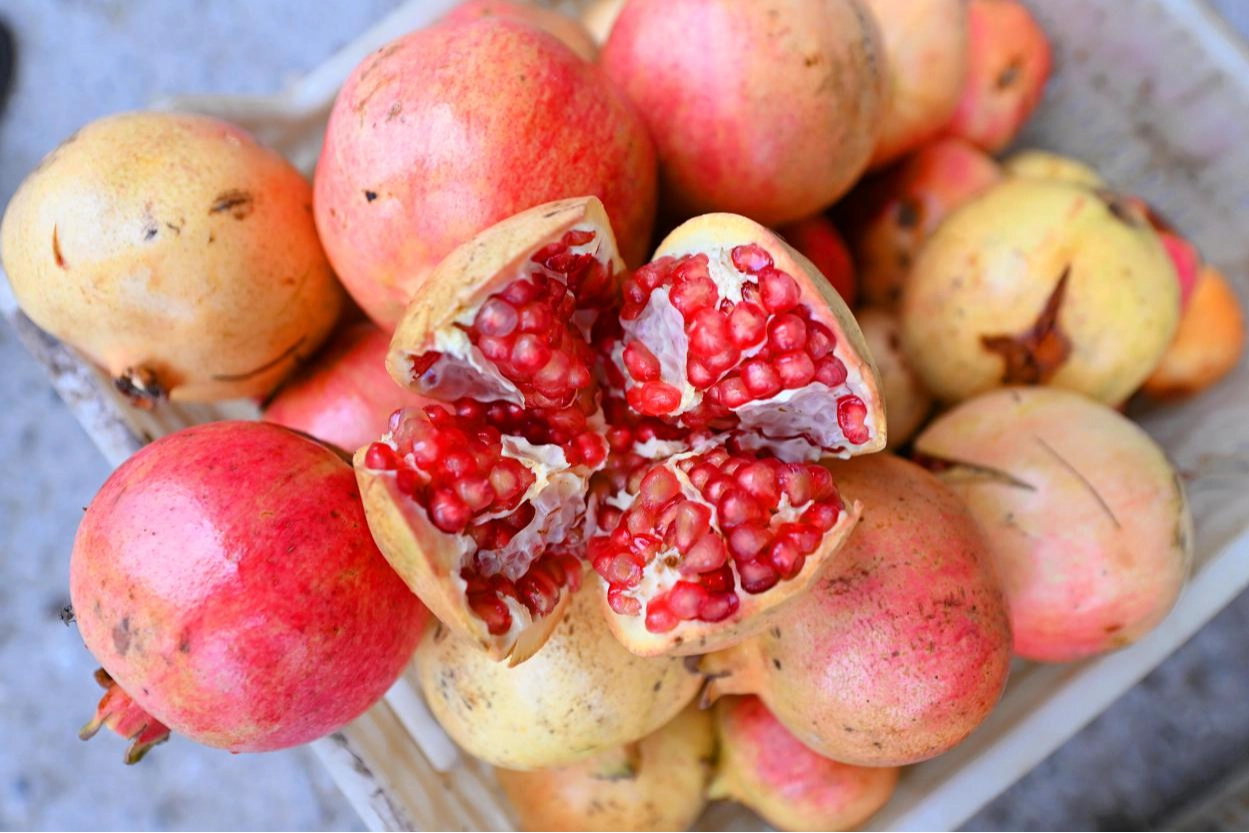 Mersin’de üreticilere nar taneleme ve sıkma makinesi desteği