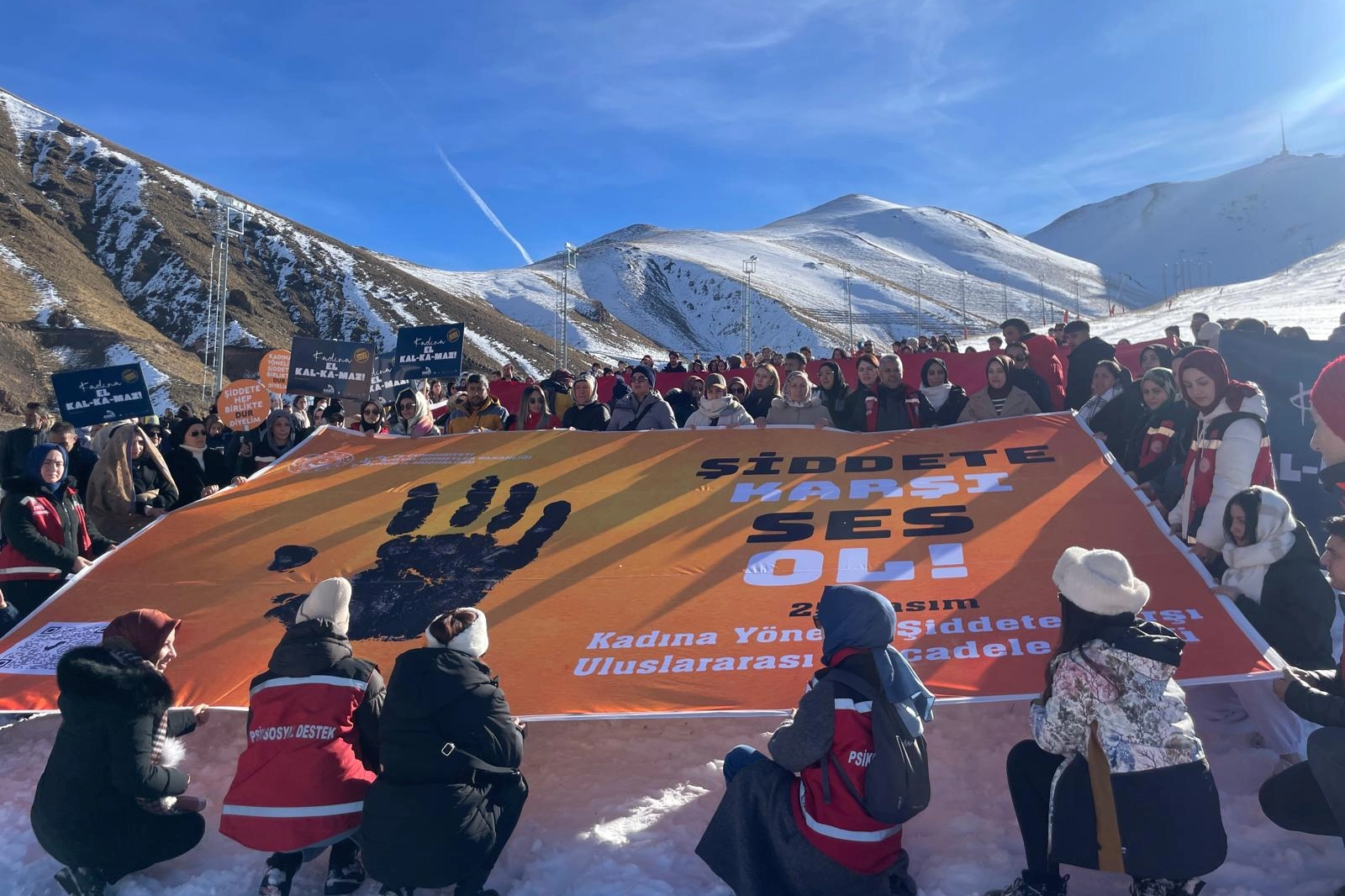 Palandöken’de ‘Şiddete Karşı Tek Yürek’… Kadınlar ön saflarda yürüdü