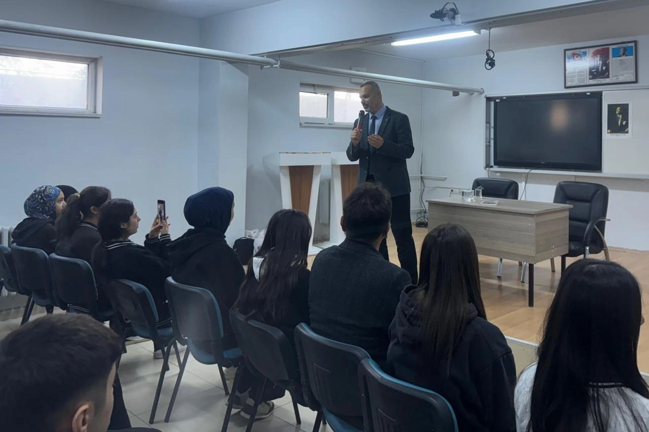 Cizre’de ‘Başarıda Arkadaş Seçimi’ konferansı