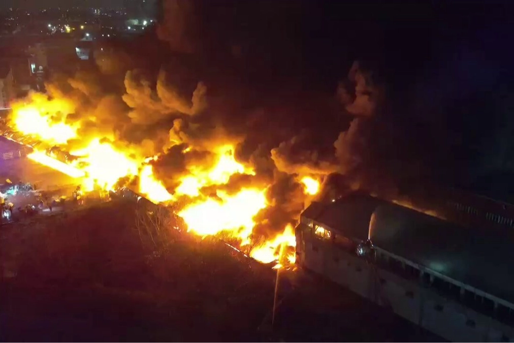 Esenyurt’ta nalbur deposunda yangın!