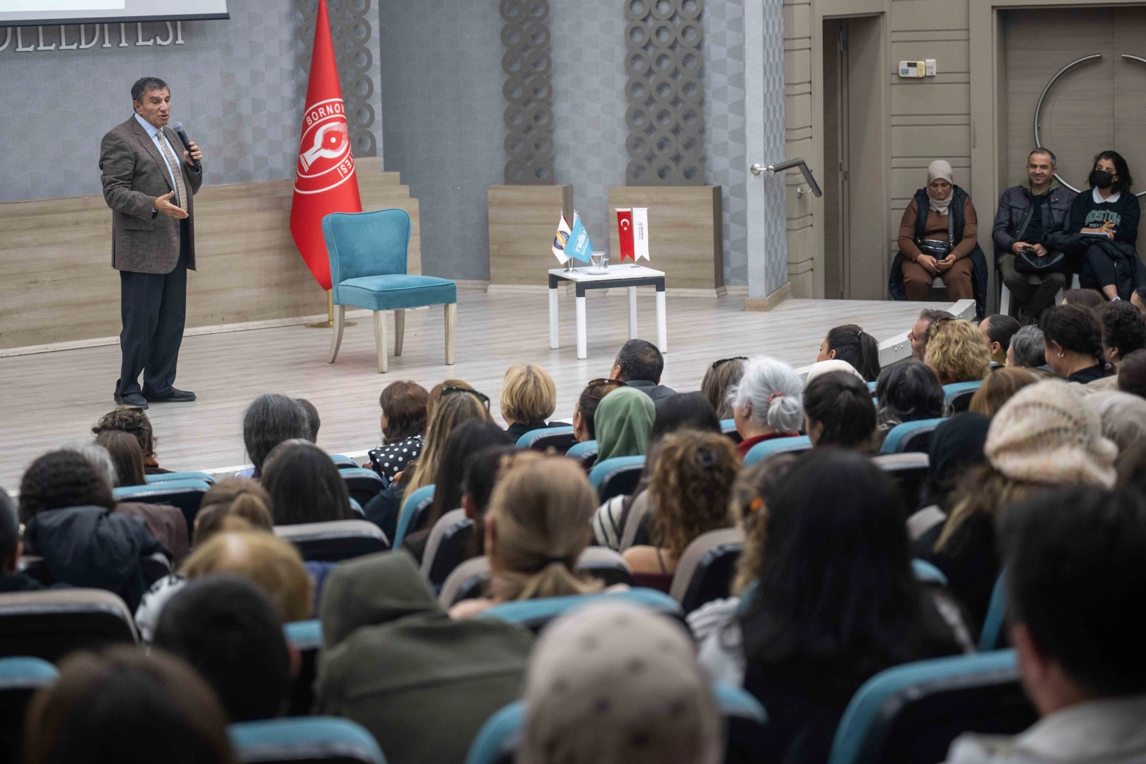 İzmir Bornova’da Prof. Dr. Üstün Dökmen ile ilham veren buluşma