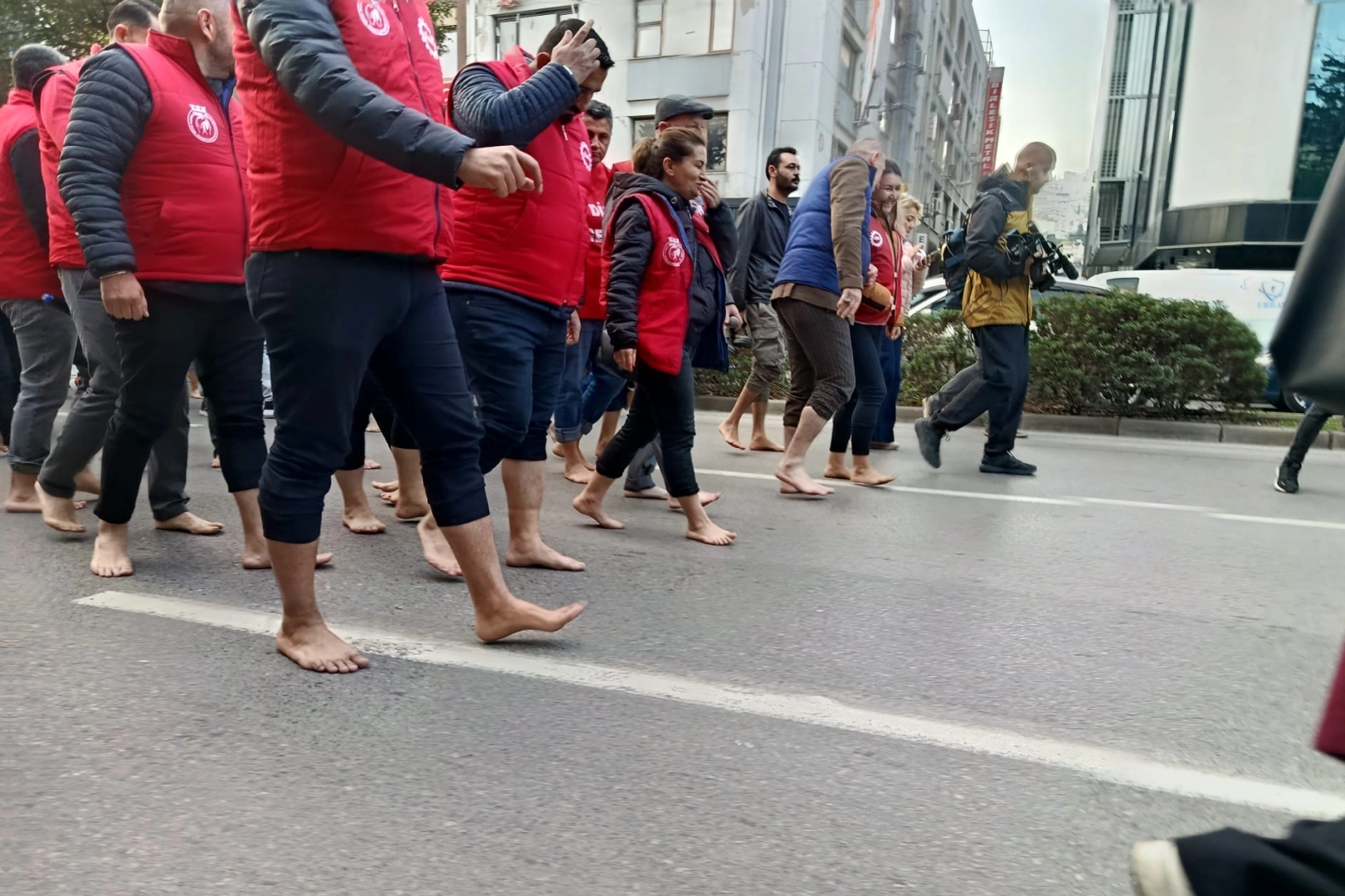 İzmir’de çıplak ayaklı protesto!