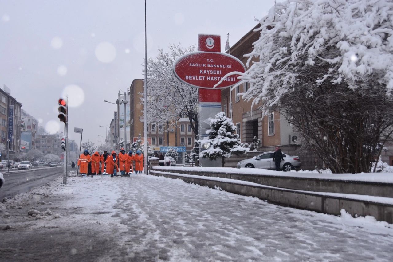 Kayseri Kocasinan’dan karlı yollara anında müdahale