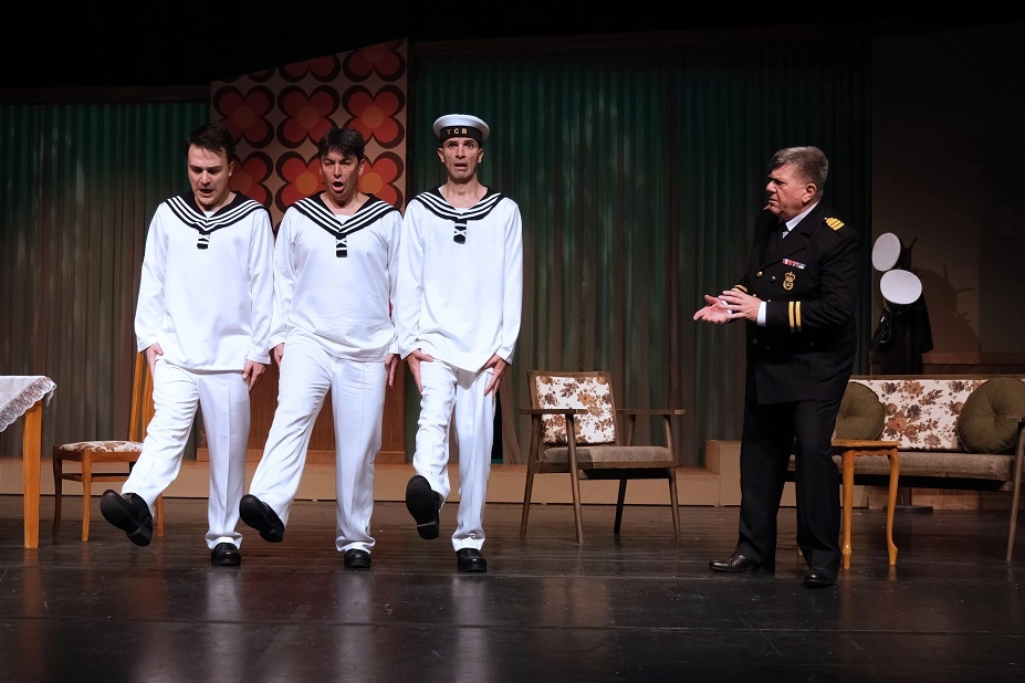 Kimlik karmaşası kahkahaya dönüştü… Bursa’da ‘Süt Kardeşler’ güldürdü