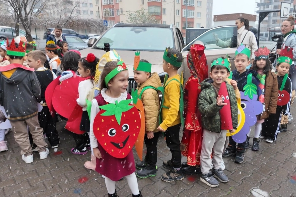 Memduh Büyükkılıç öğrencilere Togg’u tanıttı
