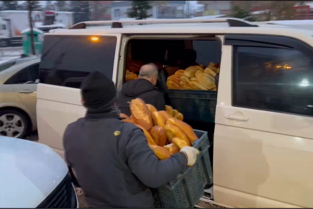 Adıyaman’da yoğun kara rağmen sıcak desteğe devam