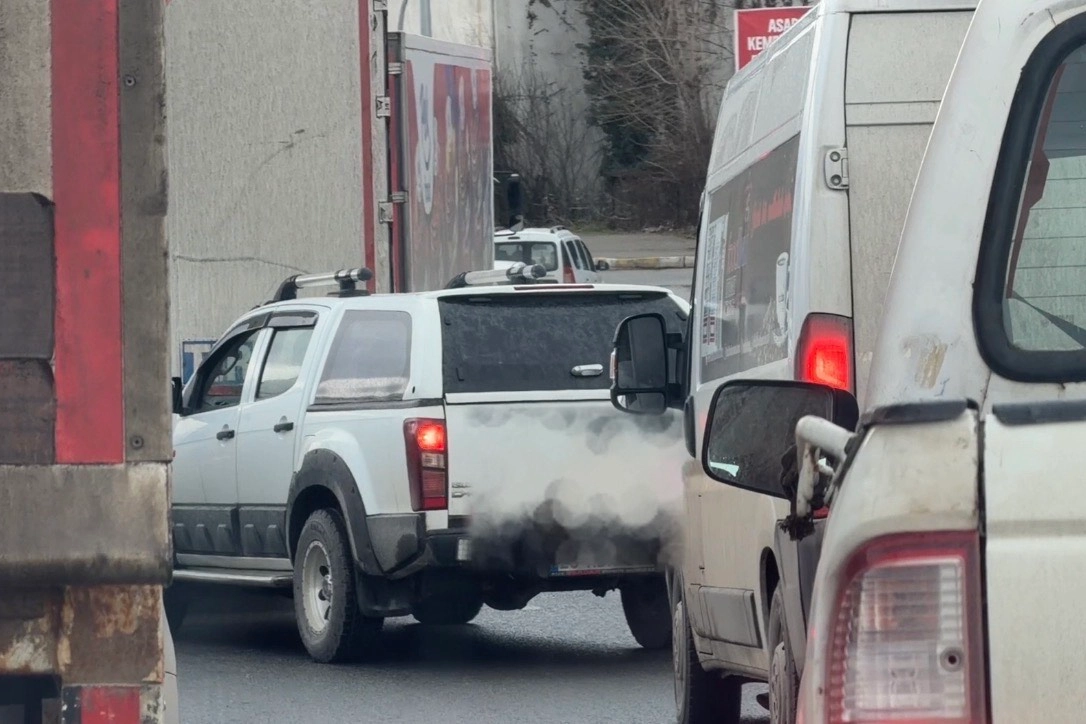 Düzce’de o kavşakta sıkça yaşanıyor: Sürücü trafiği kilitledi!