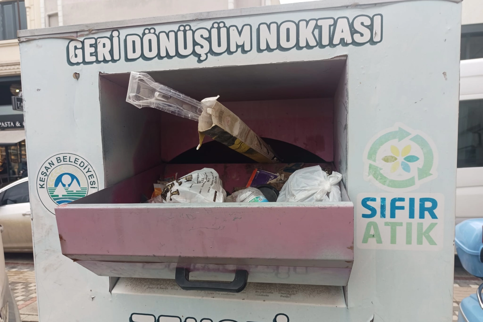 Edirne Keşan’da tekstil kumbarası çöp kutusuna döndü