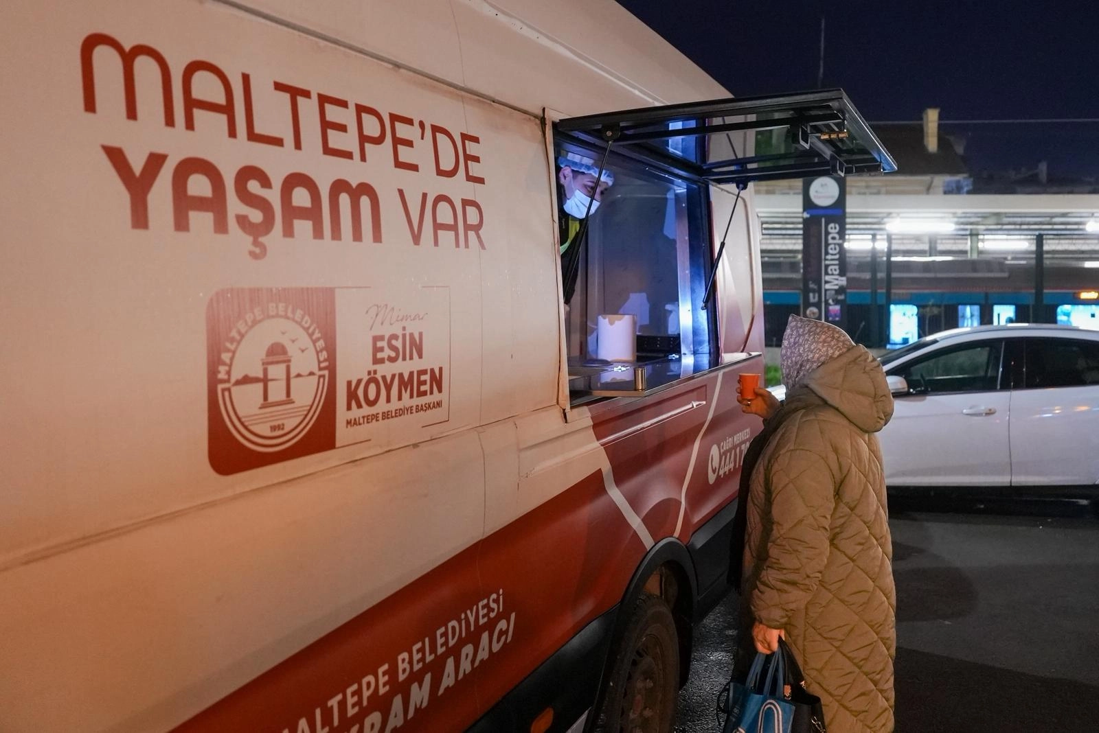 İstanbul Maltepe’de vatandaşlara sıcak çorba ikramı