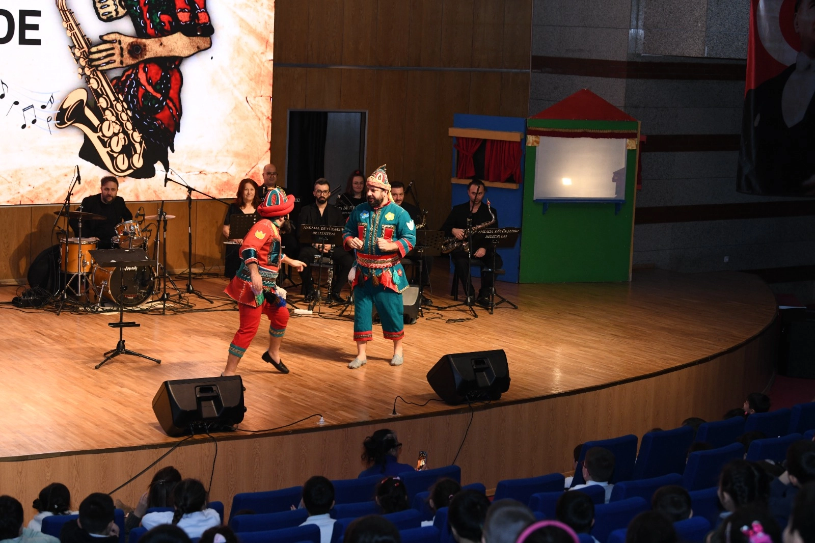 Karagöz ve Hacivat’tan miniklere müzikli gösteri