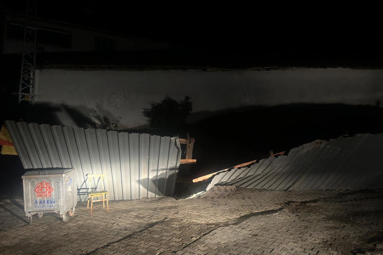 Karesi’de şiddetli rüzgar samanlığın çatısını uçurdu