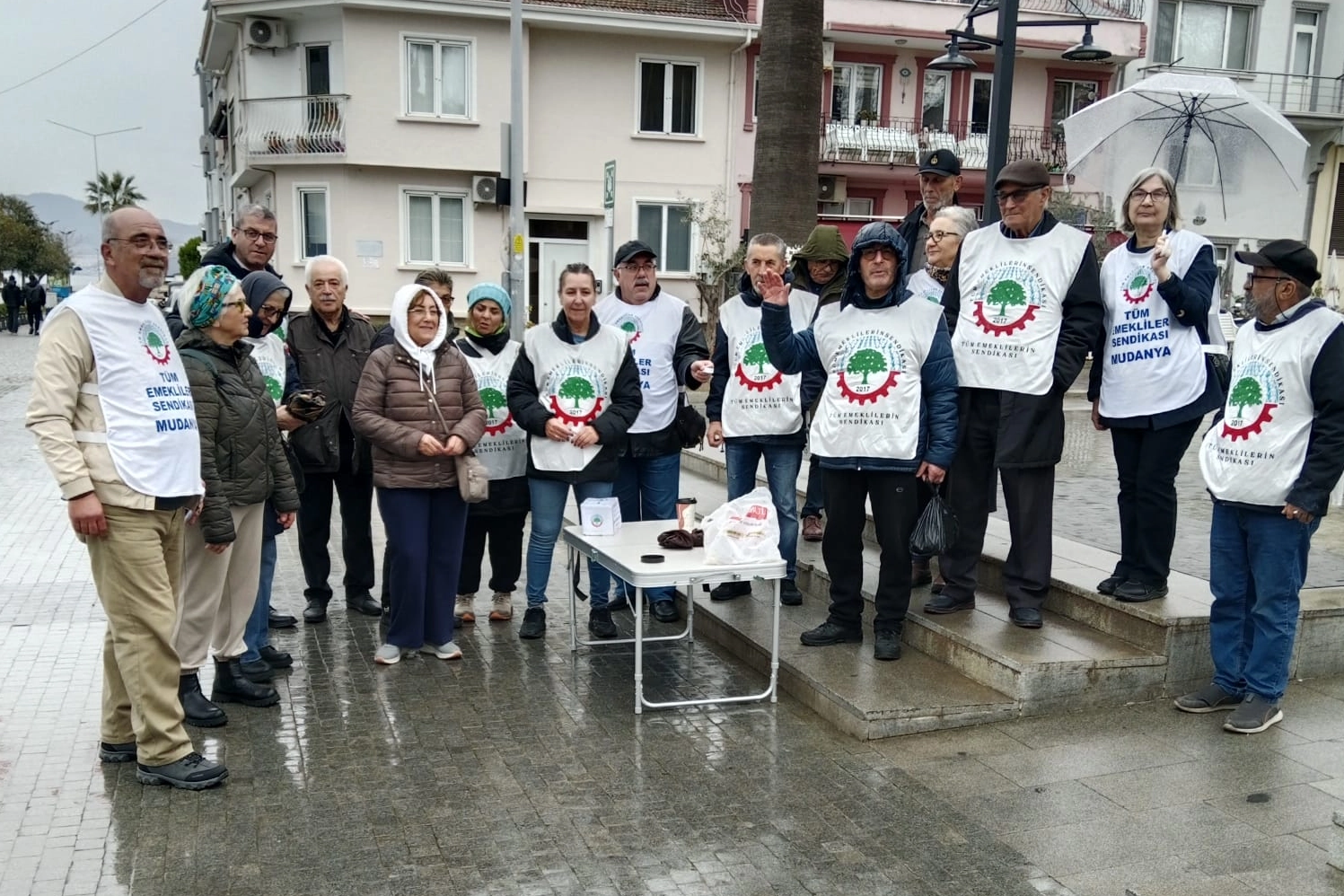Mudanya’da emeklilerden ‘seyyanen zam hemen’ eylemi