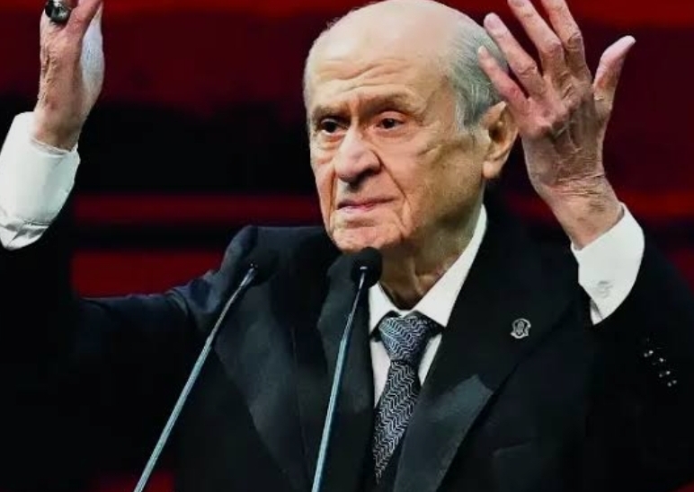 MHP Genel Başkanı Devlet Bahçeli’ye Coşkulu Karşılama: Duygusal Anlar Yaşandı Milliyetçi Hareket Partisi (MHP) Genel Başkanı, Türk siyasetinin 57 yıllık tecrübesi