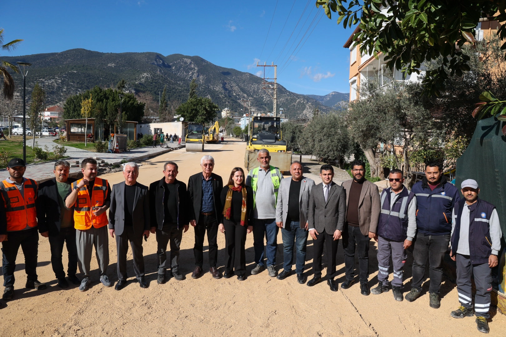 Antalya’da sıcak asfalt çalışmaları devam ediyor