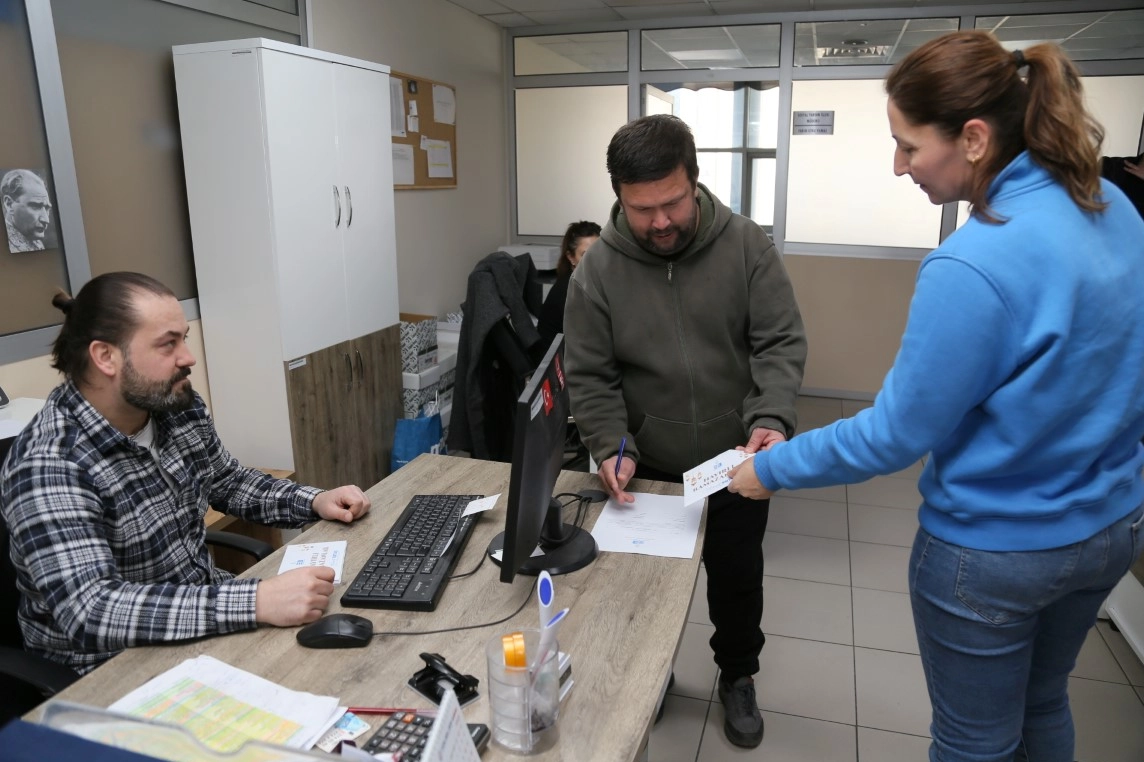 Edremit’te Ramazan Bereketi: İhtiyaç Sahiplerine Alışveriş Kartları Muhtarlar Aracılığıyla Ulaştırılıyor