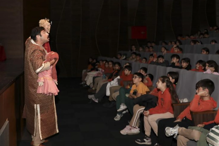 Mersin’de Gençler ‘Bilge Hekim Lokman’ Oyununda Tiyatroyla Buluştu