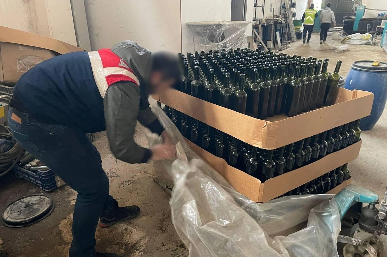 Bursa İznik’te kaçak içki imalathanesine darbe