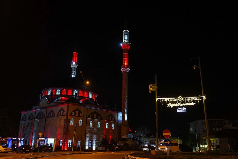 Denizli Ramazan Ayını Işıltılı Süslemelerle Karşıladı: Şehir Aydınlatıldı