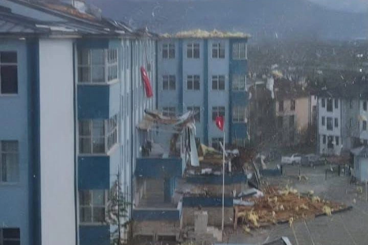 Düzce’de şiddetli rüzgârda lisenin çatısı yıkıldı