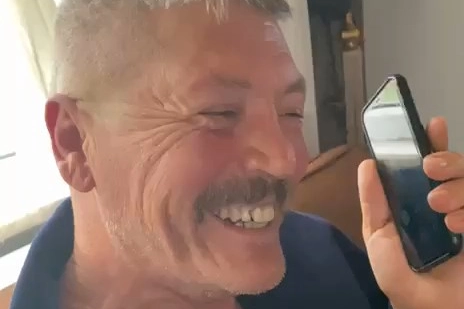 Düzceli muhtardan telefon satıcısına esprili yanıt… Kargo mu, karga mı?