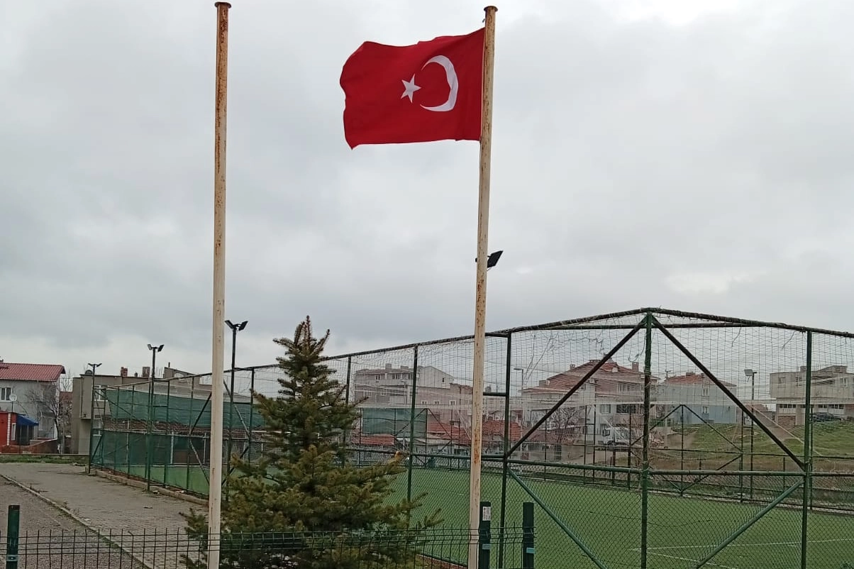 Edirne Keşan’da yıpranan bayrağı vatandaş yeniledi
