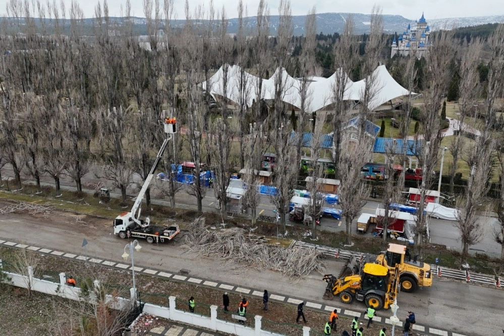 Eskişehir Sazova Parkı’nda Ağaçlara Gençlik Aşısı: Güvenlik ve Estetik Yeniden Tanımlanıyor