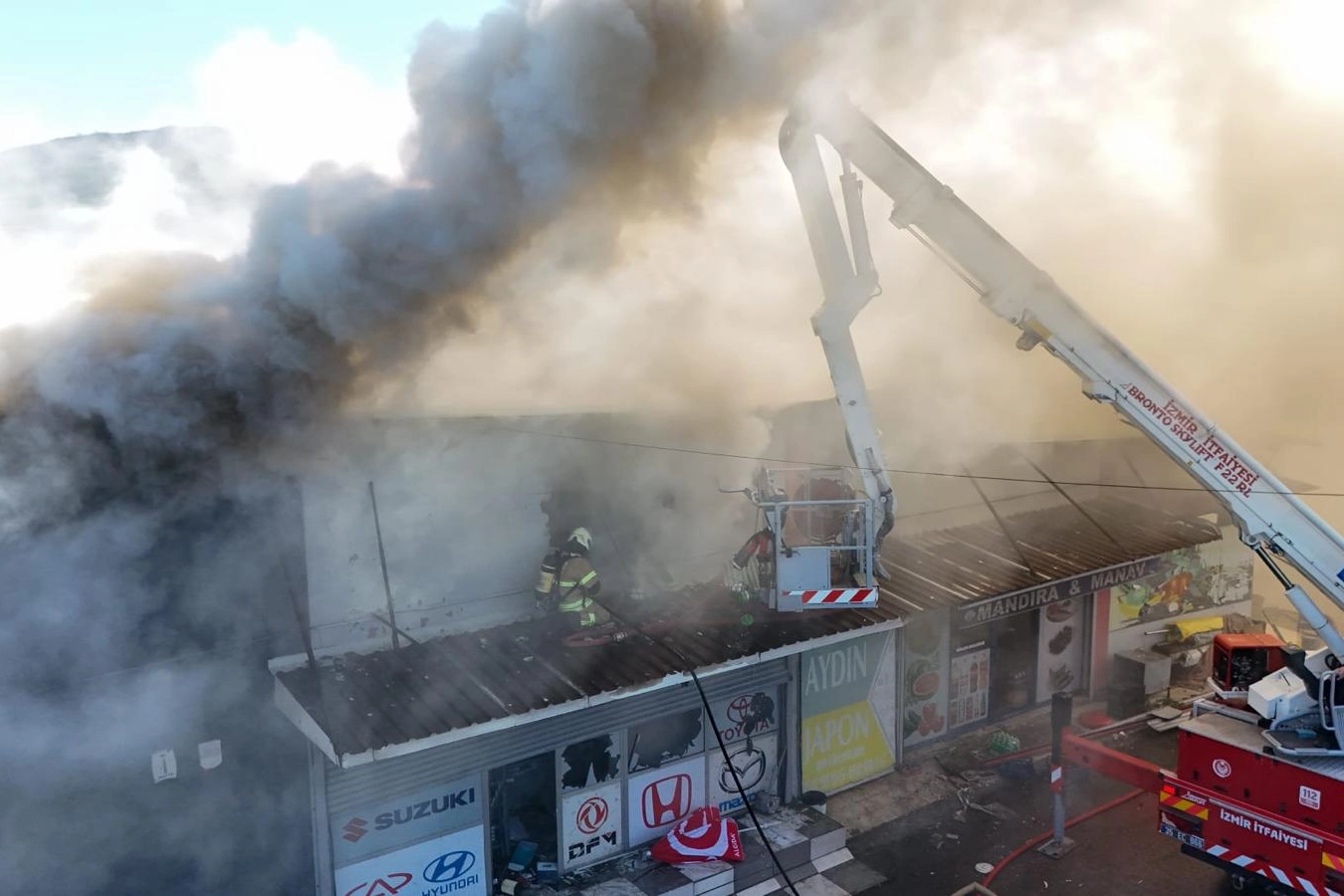 Buca 6. Sanayi Sitesi’nde Korkutan Yangın: Otomobil Yedek Parça Dükkanları Kül Oldu