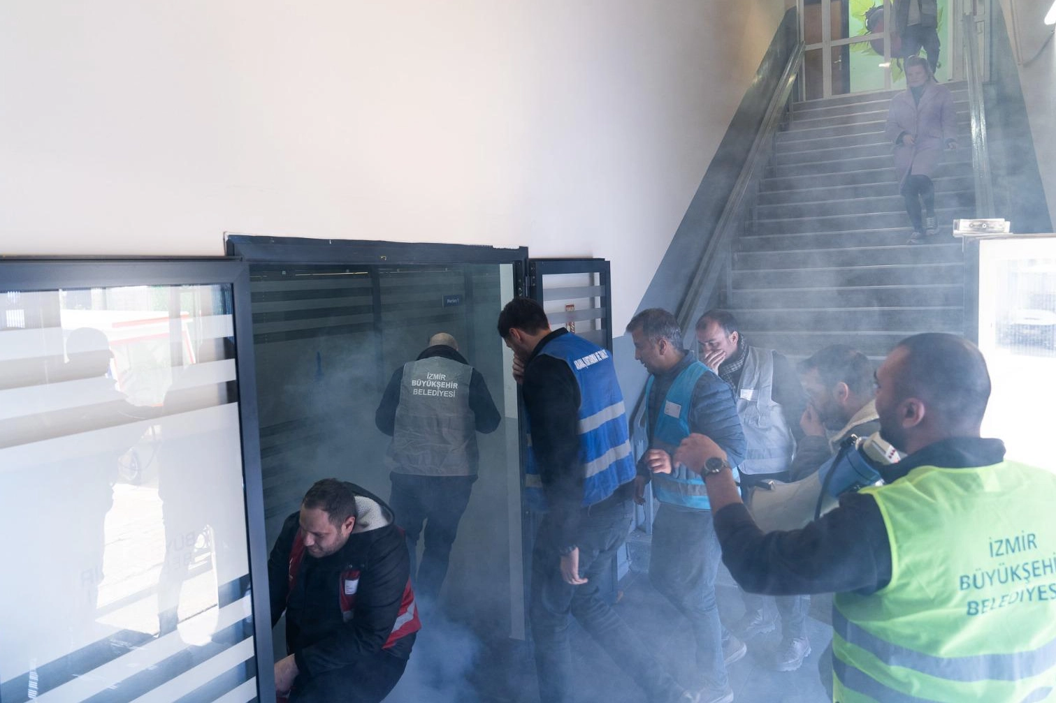 İzmir Büyükşehir Belediyesi Personeli, Deprem ve Yangın Tatbikatıyla Afetlere Hazır Hale Geldi