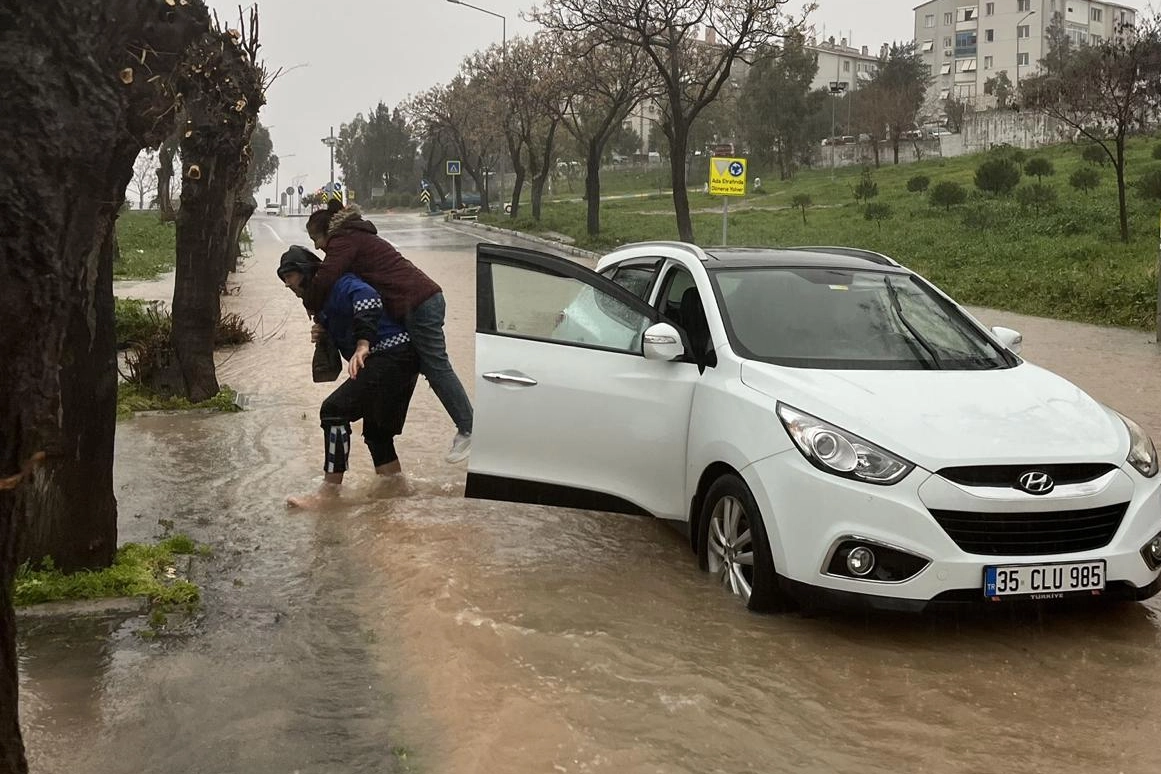 İzmir’de zabıta ekipleri vatandaşları sırtında taşıdı
