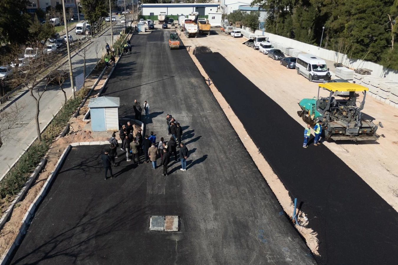 İzmir’de Asfalt Seferberliği: Başkan Tugay Yolları Yeniliyor, Otopark Müjdesi Geliyor
