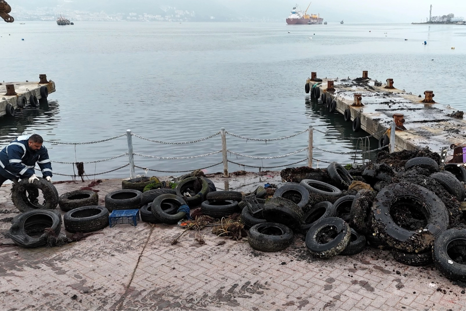İzmit’te körfezde dip temizliği sürüyor.. Deniz dibinden 50 araç lastiği çıkarıldı