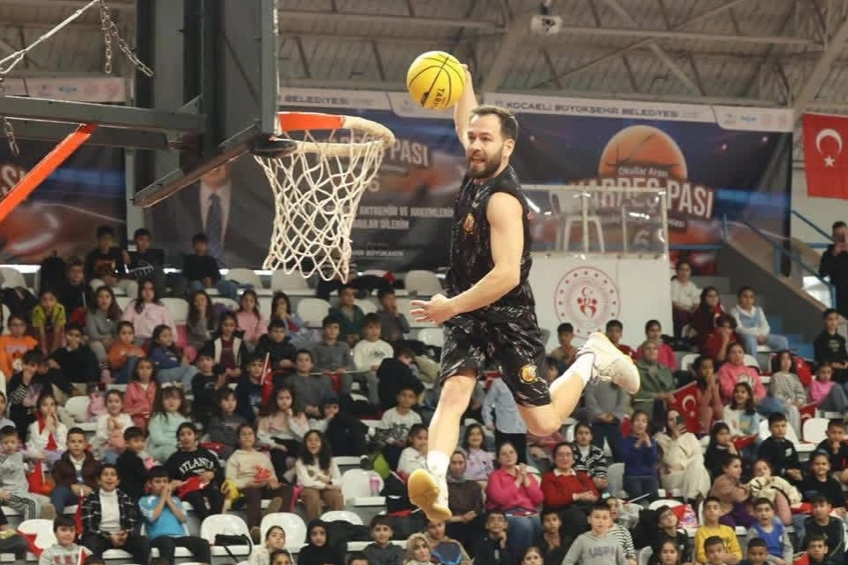 Kocaeli’de Başkan Büyükakın’dan gençlere “Kardeş Pası”