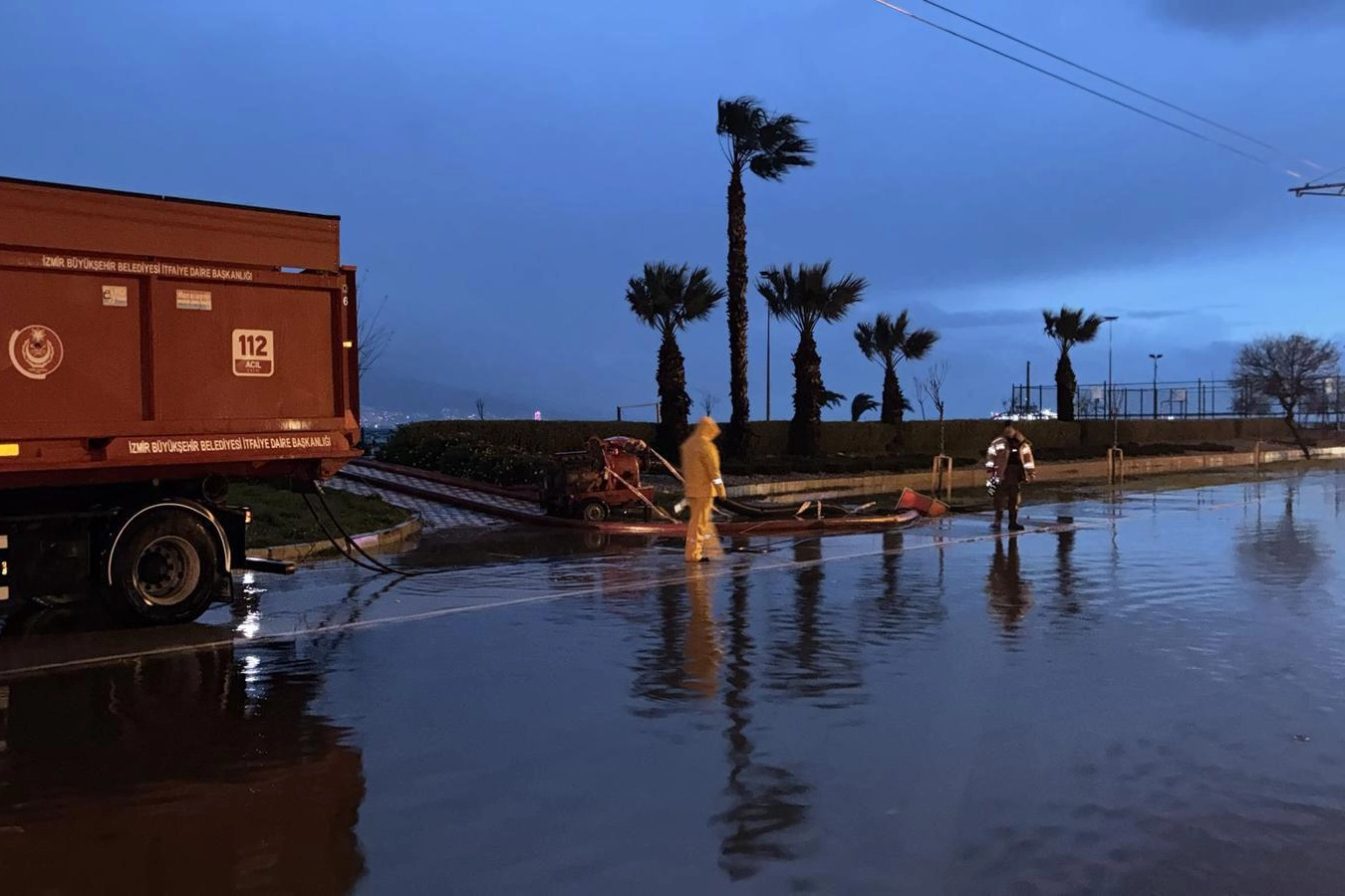 Lodos İzmir Körfezi’ni yükseltti