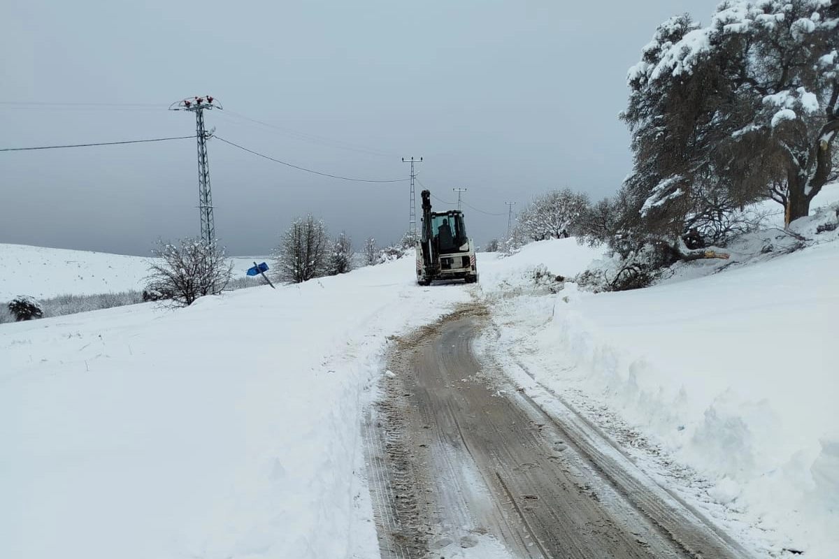 Malatya’da ekipler karla mücadeleyi sürdürüyor