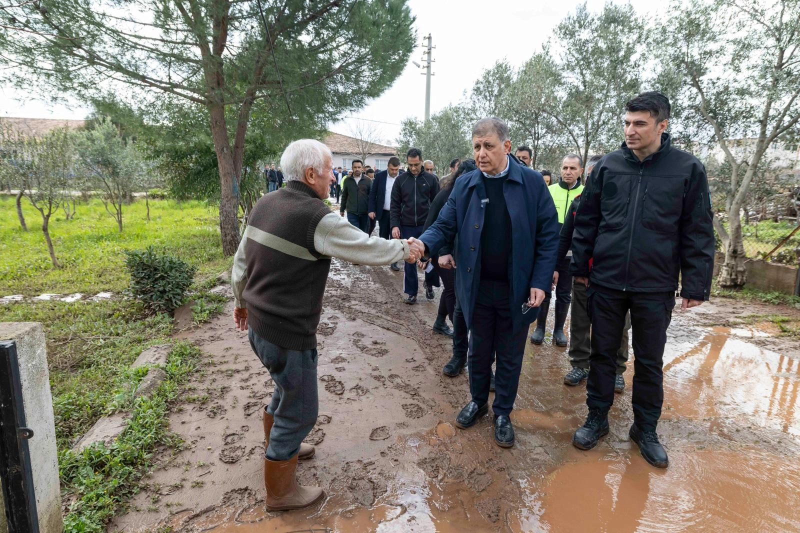 Seferihisar’da yağıştan etkilenenlere İzmir Büyükşehir’den yerinde destek
