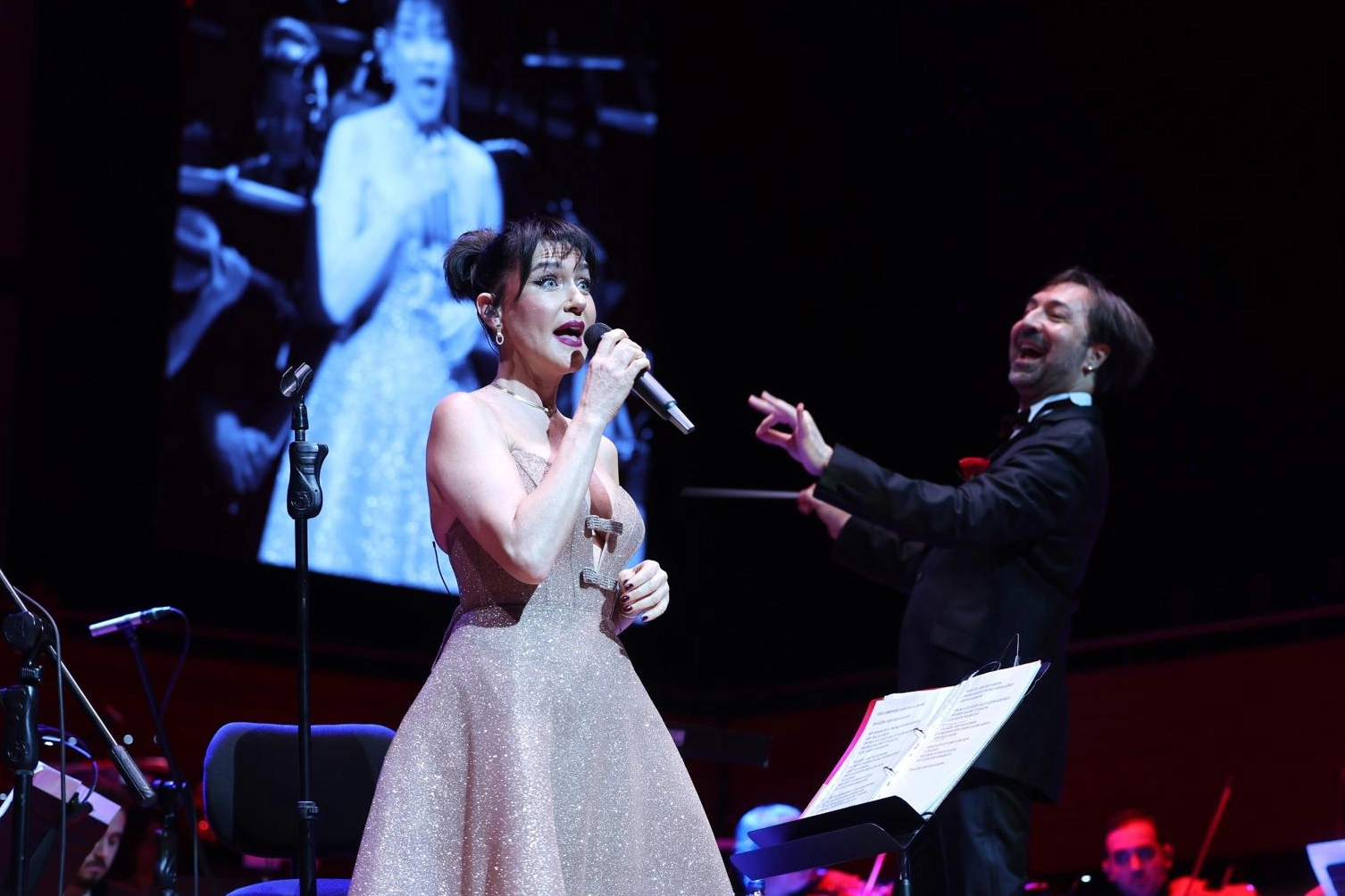 Şevval Sam İzmir’de hem söyledi, hem yönetti