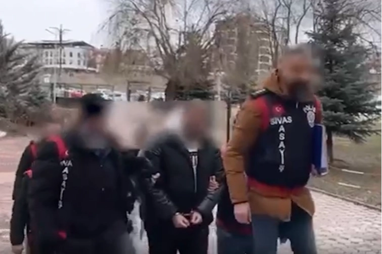 TÜRKİYE’NİN 22 İLİNDE BÜYÜK DOLANDIRICILIK OPERASYONU: 390 ŞÜPHELİ YAKALANDI, 600 MİLYON LİRA VURGUNU ORTAYA ÇIKARILDI