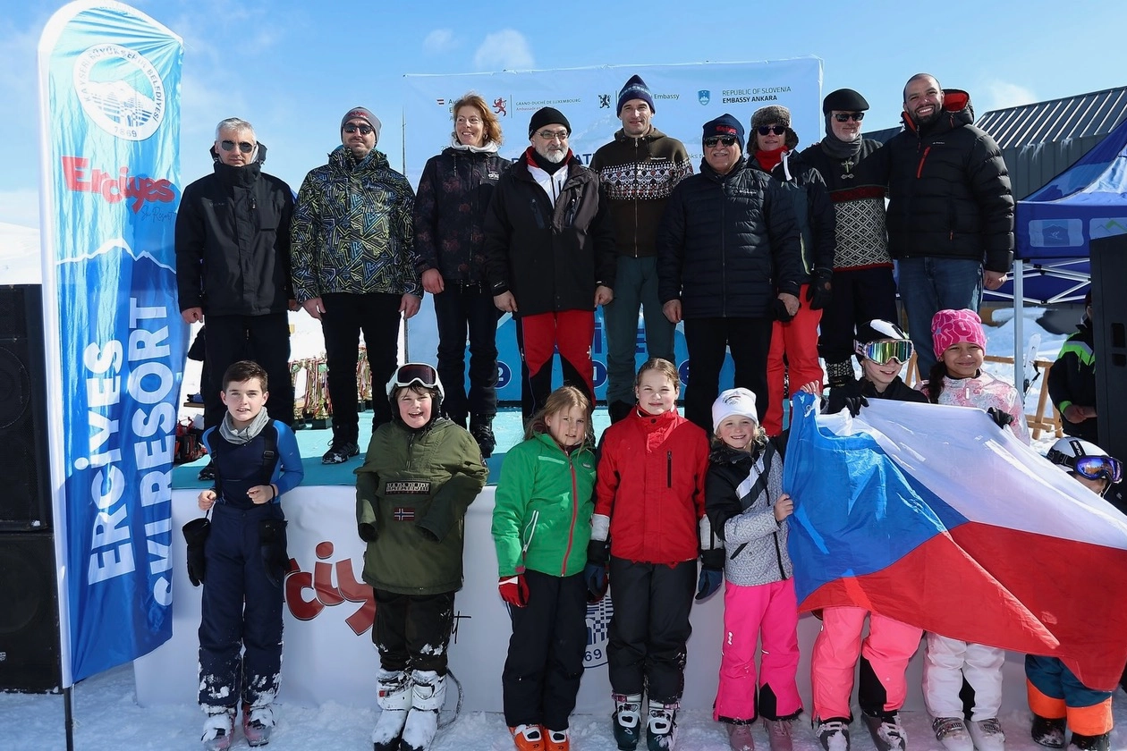 Erciyes’te Diplomatik Kayak Yarışı Nefes Kesti: Elçilikler Yarıştı, Büyükşehir Belediye Başkanı Ödülleri Verdi
