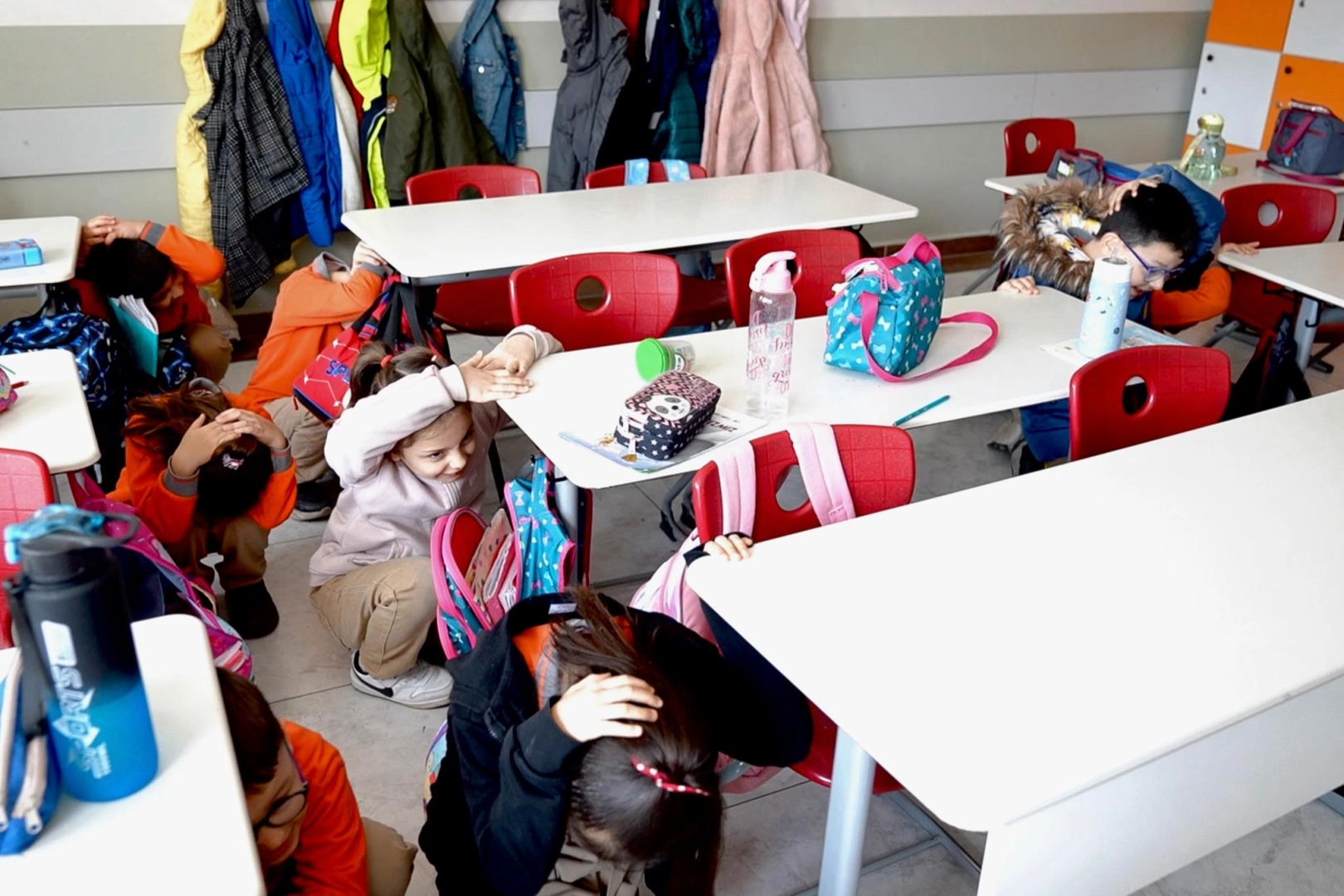 Aliağa Belediyesi’nden Öğrencilere Hayat Kurtaran Deprem Bilgilendirmesi ve Tatbikatı