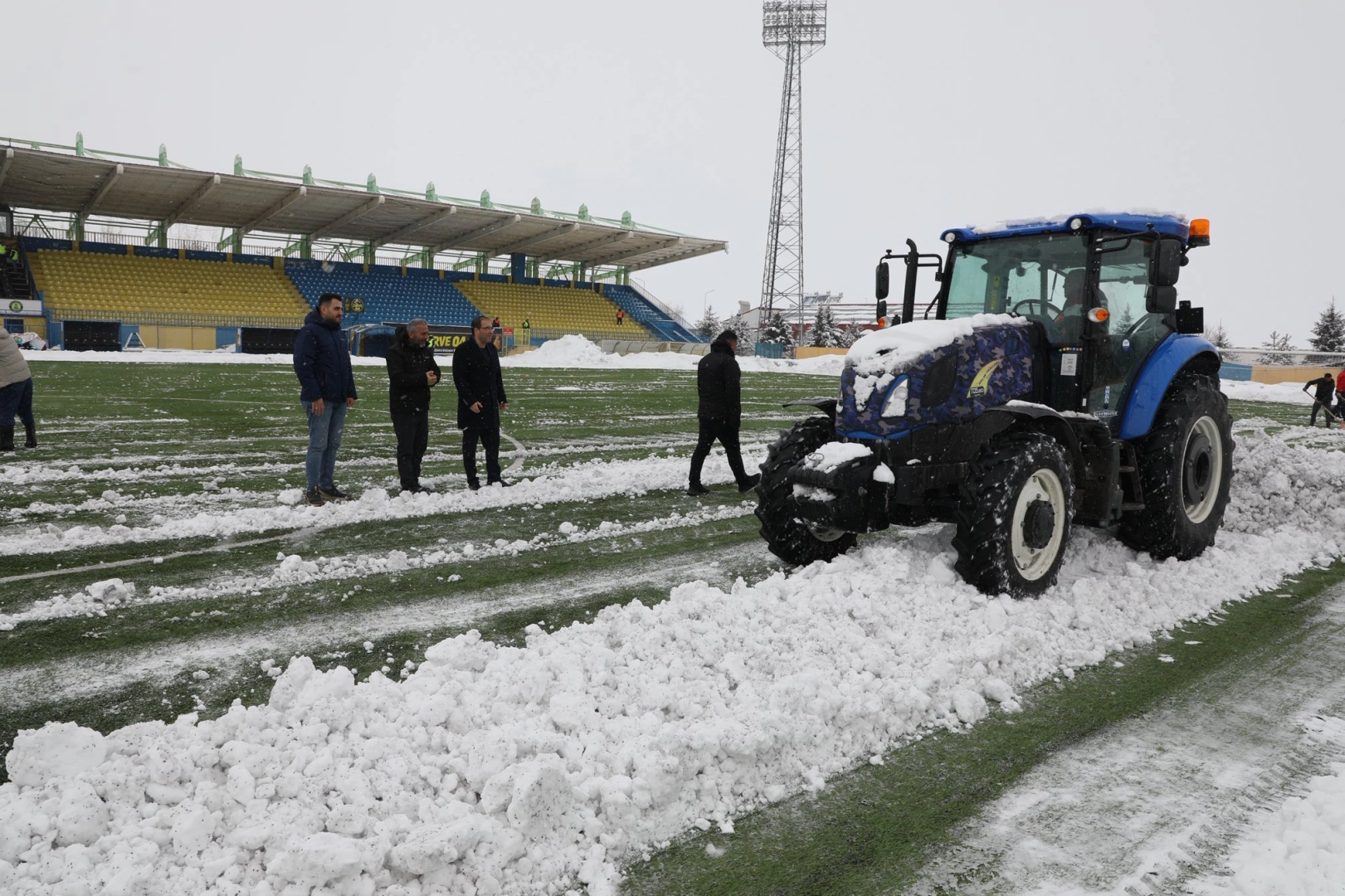 Ağrı’da Spor Müdürü Sahaya İndi: Traktörle Kar Temizliği Maçı Kurtardı